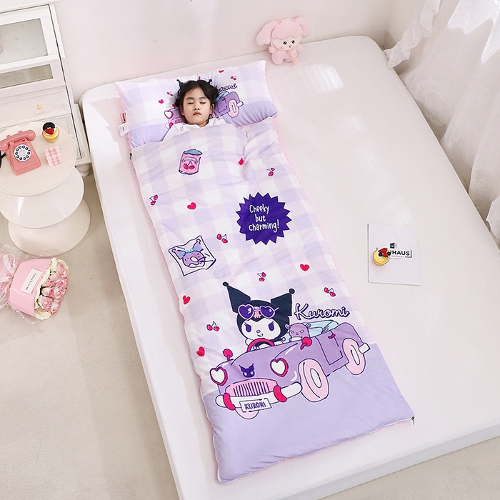 91家纺网 家纺一手货源 找家纺 八零年代 2025新款三丽鸥正版秋冬加厚儿童一体睡袋大宝宝绒防踢被大版卡通懒人被子（含防伪标） 库洛米汽车