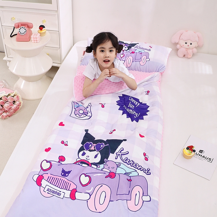 91家纺网 家纺一手货源 找家纺 八零年代 2025新款三丽鸥正版秋冬加厚儿童一体睡袋大宝宝绒防踢被大版卡通懒人被子（含防伪标） 库洛米汽车