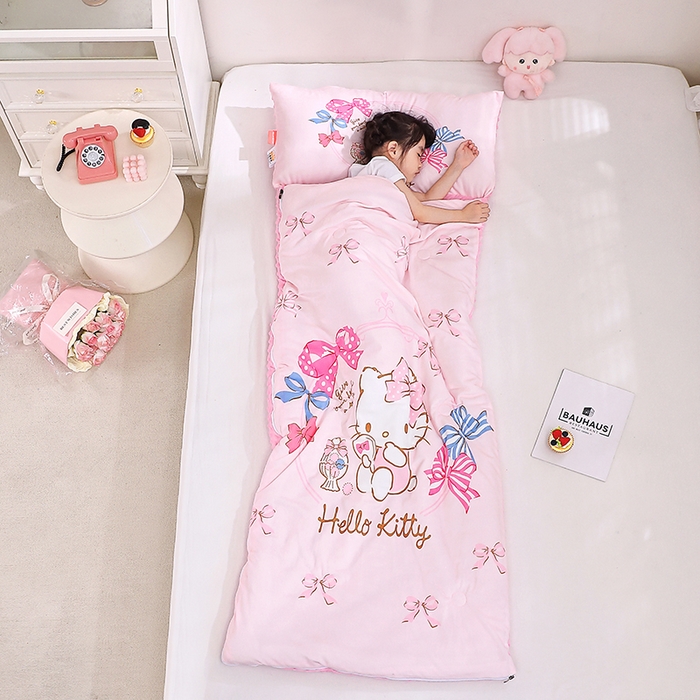 91家纺网 家纺一手货源 找家纺 八零年代 2025新款三丽鸥正版秋冬加厚儿童一体睡袋大宝宝绒防踢被大版卡通懒人被子（含防伪标） 美美KT