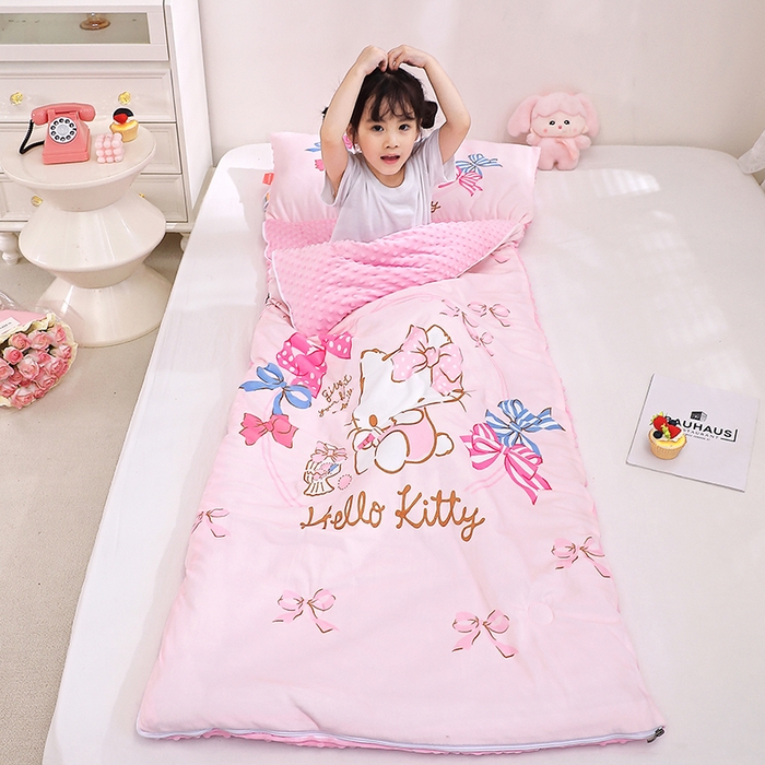 91家纺网 家纺一手货源 找家纺 八零年代 2025新款三丽鸥正版秋冬加厚儿童一体睡袋大宝宝绒防踢被大版卡通懒人被子（含防伪标） 美美KT