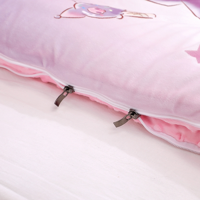 91家纺网 家纺一手货源 找家纺 八零年代 2025新款三丽鸥正版秋冬加厚儿童一体睡袋大宝宝绒防踢被大版卡通懒人被子（含防伪标） 炫彩库洛米