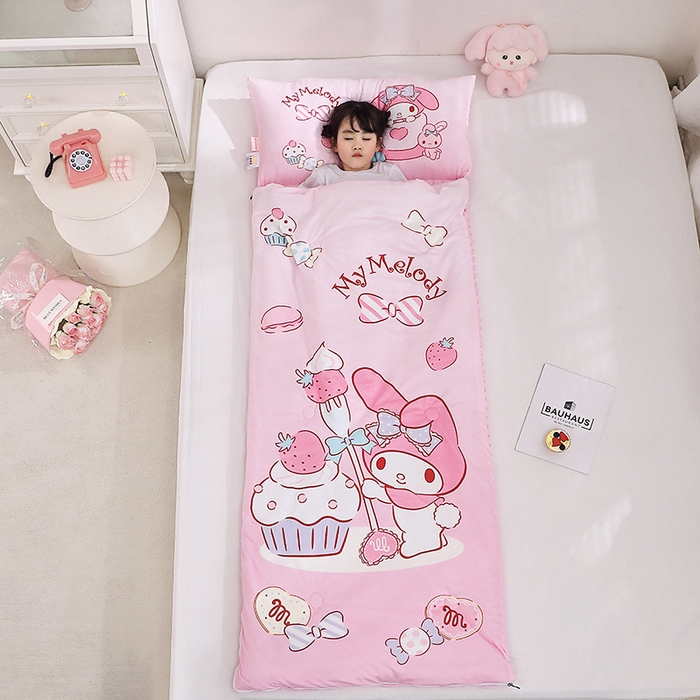 91家纺网 家纺一手货源 找家纺 八零年代 2025新款三丽鸥正版秋冬加厚儿童一体睡袋大宝宝绒防踢被大版卡通懒人被子（含防伪标） 草莓美乐蒂