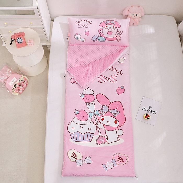 91家纺网 家纺一手货源 找家纺 八零年代 2025新款三丽鸥正版秋冬加厚儿童一体睡袋大宝宝绒防踢被大版卡通懒人被子（含防伪标） 草莓美乐蒂