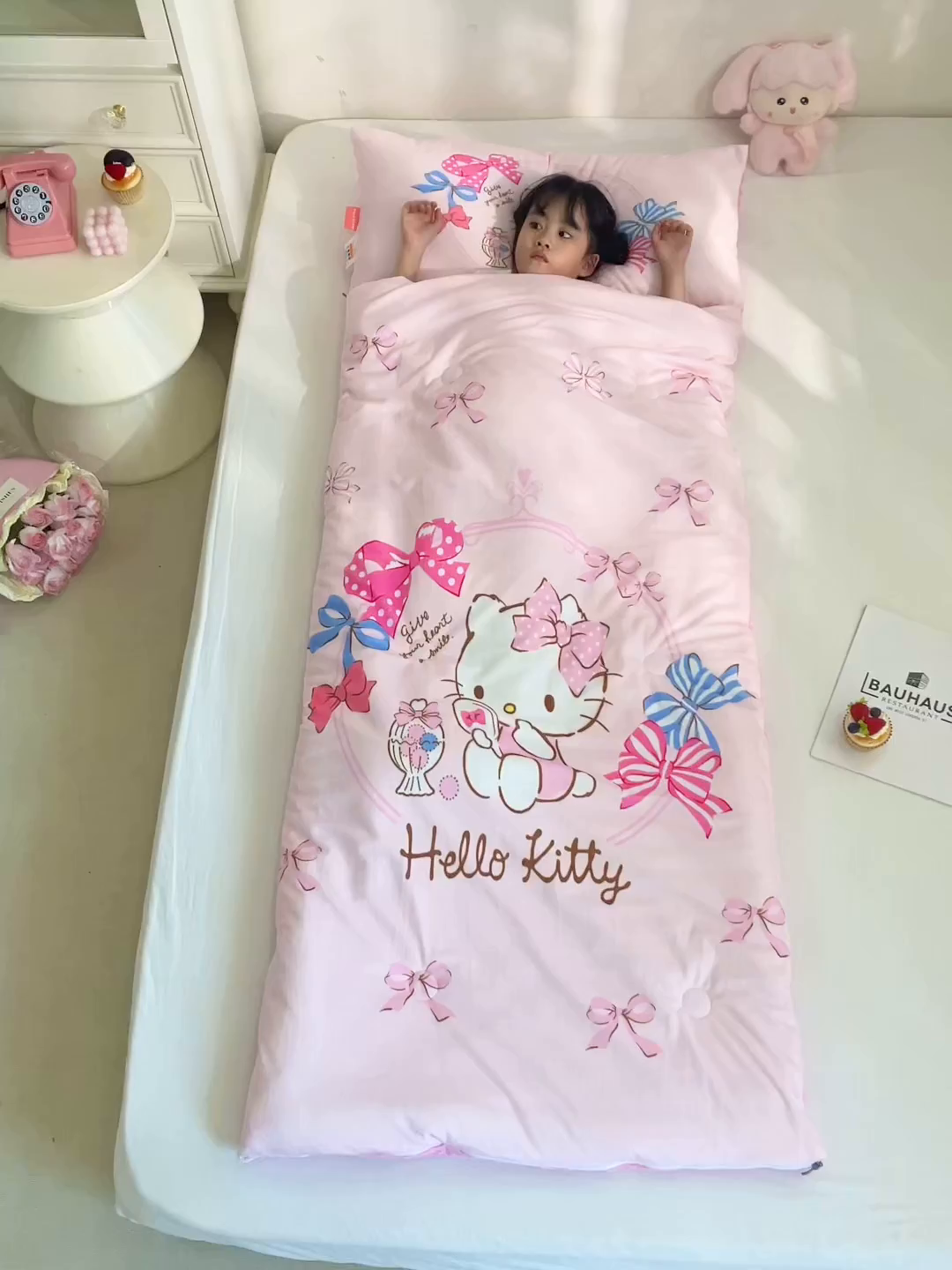 91家纺网 家纺一手货源 找家纺 八零年代 2025新款三丽鸥正版秋冬加厚儿童一体睡袋大宝宝绒防踢被大版卡通懒人被子（含防伪标） 美美KT