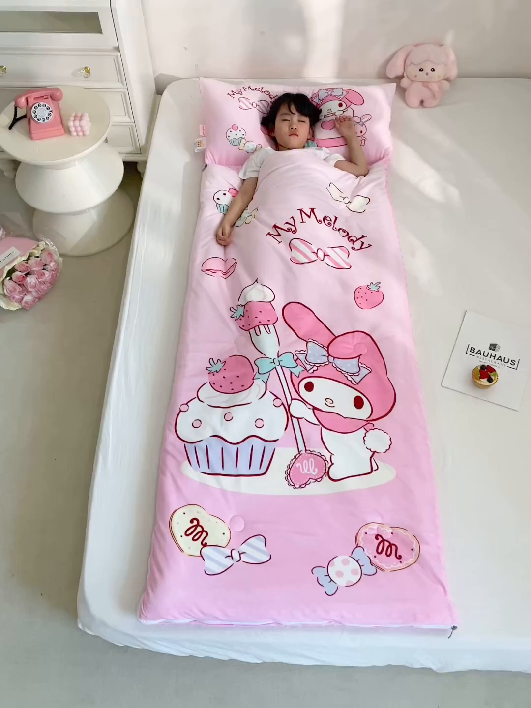 91家纺网 家纺一手货源 找家纺 八零年代 2025新款三丽鸥正版秋冬加厚儿童一体睡袋大宝宝绒防踢被大版卡通懒人被子（含防伪标） 草莓美乐蒂