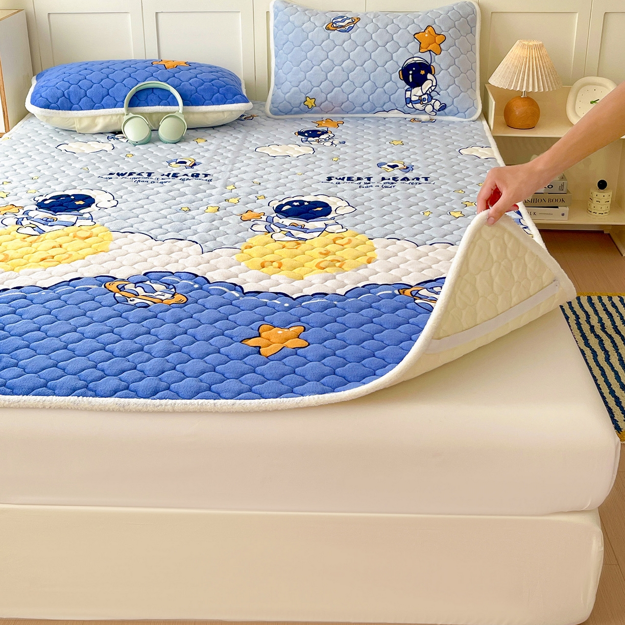 91家纺网 家纺一手货源 找家纺 （总）富馨莱 2025新款牛奶绒夹棉床垫床盖支持一件定制