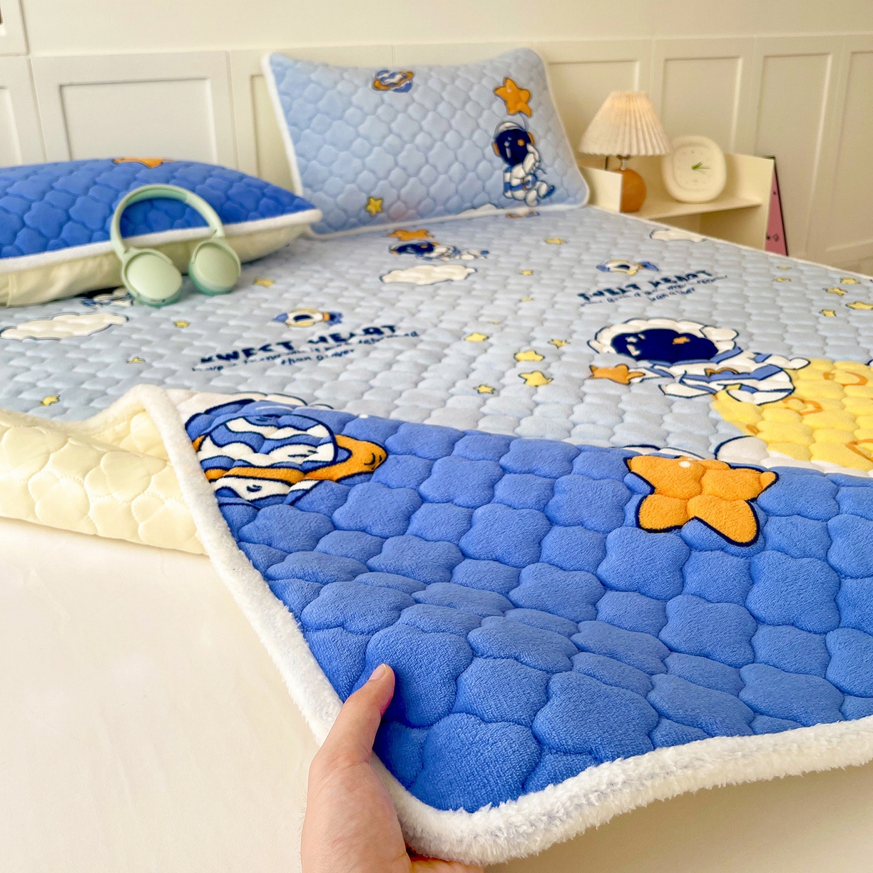 91家纺网 家纺一手货源 找家纺 （总）富馨莱 2025新款牛奶绒夹棉床垫床盖支持一件定制