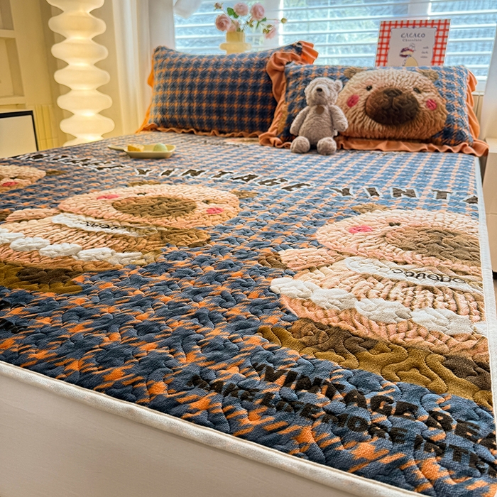 美达家纺 2025新款高克重牛奶绒夹棉床垫 格子萌熊