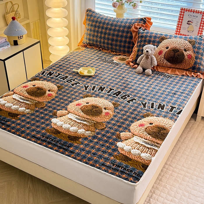 91家纺网 家纺一手货源 找家纺 美达家纺 2025新款高克重牛奶绒夹棉床垫 格子萌熊