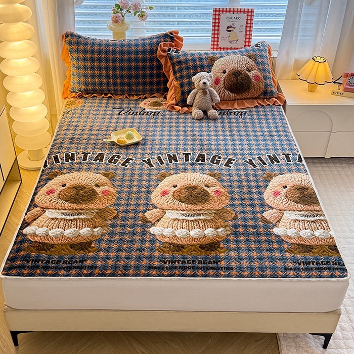 91家纺网 家纺一手货源 找家纺 美达家纺 2025新款高克重牛奶绒夹棉床垫 格子萌熊