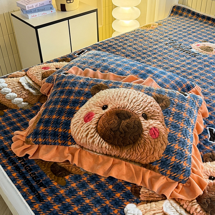 91家纺网 家纺一手货源 找家纺 美达家纺 2025新款高克重牛奶绒夹棉床垫 格子萌熊