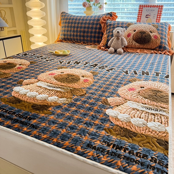 91家纺网 家纺一手货源 找家纺 美达家纺 2025新款高克重牛奶绒夹棉床垫 格子萌熊