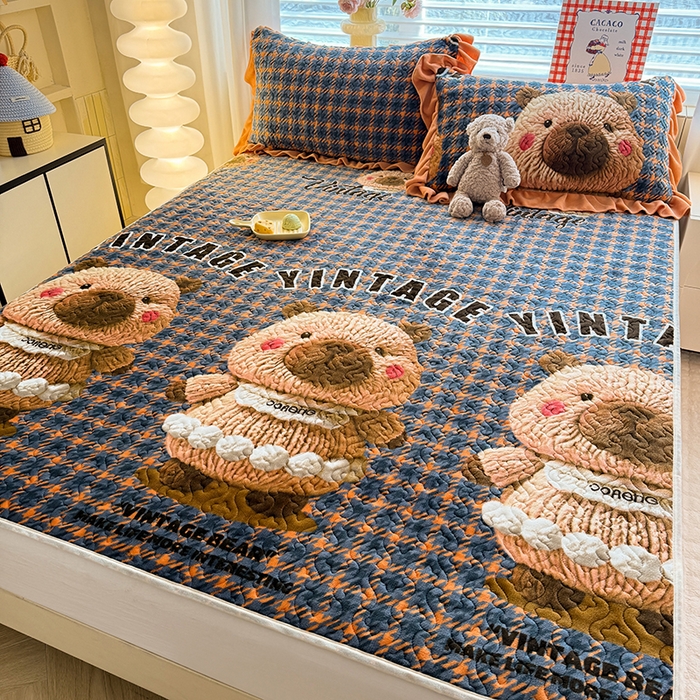 91家纺网 家纺一手货源 找家纺 美达家纺 2025新款高克重牛奶绒夹棉床垫 格子萌熊