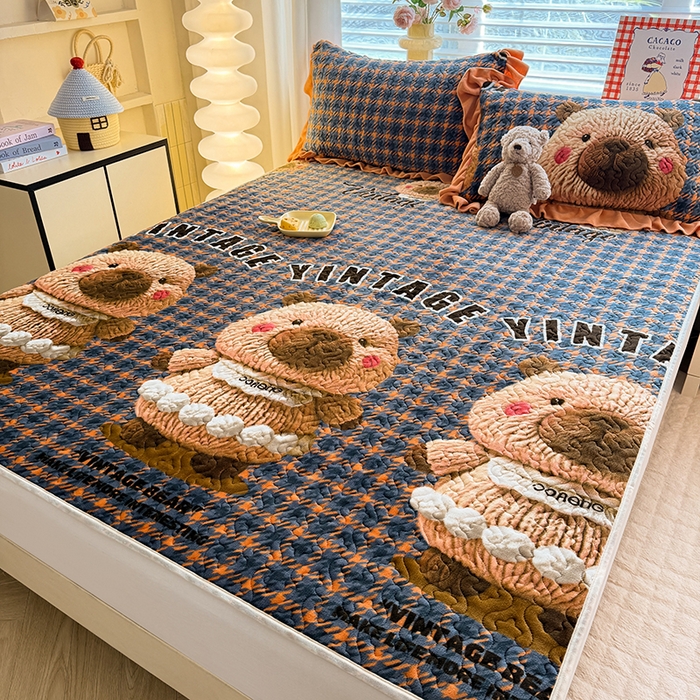 91家纺网 家纺一手货源 找家纺 美达家纺 2025新款高克重牛奶绒夹棉床垫 格子萌熊