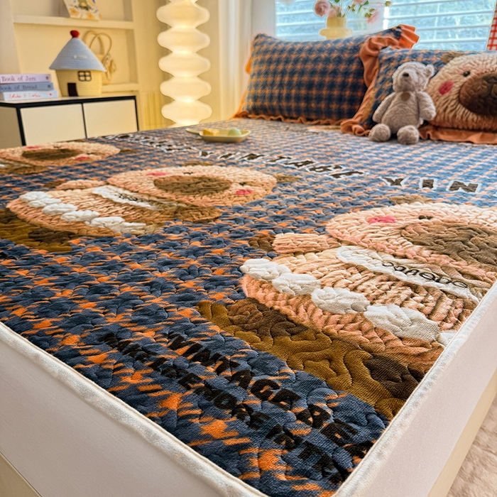 91家纺网 家纺一手货源 找家纺 美达家纺 2025新款高克重牛奶绒夹棉床垫 格子萌熊