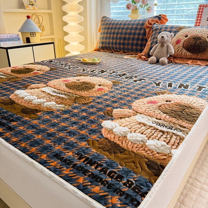 91家纺网 家纺一手货源 找家纺 美达家纺 2025新款高克重牛奶绒夹棉床垫 格子萌熊