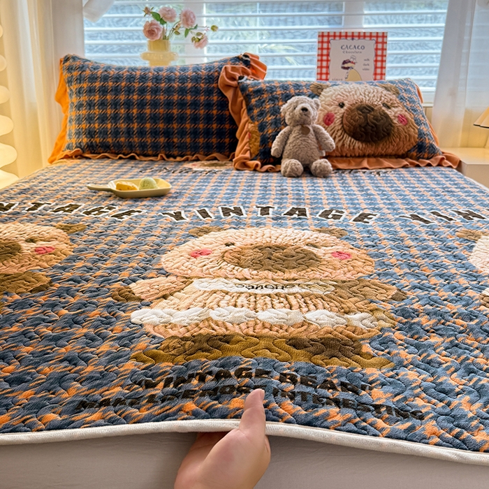 91家纺网 家纺一手货源 找家纺 美达家纺 2025新款高克重牛奶绒夹棉床垫 格子萌熊