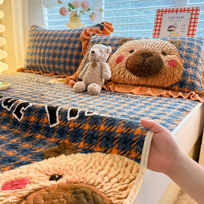 91家纺网 家纺一手货源 找家纺 美达家纺 2025新款高克重牛奶绒夹棉床垫 格子萌熊