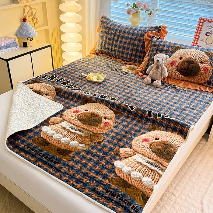 91家纺网 家纺一手货源 找家纺 美达家纺 2025新款高克重牛奶绒夹棉床垫 格子萌熊