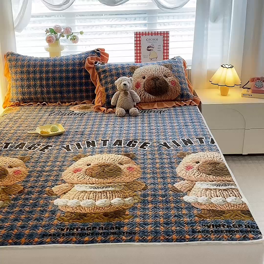 91家纺网 家纺一手货源 找家纺 美达家纺 2025新款高克重牛奶绒夹棉床垫 格子萌熊