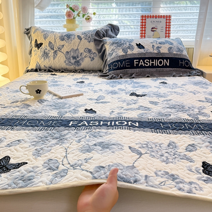 91家纺网 家纺一手货源 找家纺 美达家纺 2025新款高克重牛奶绒夹棉床垫 梦蝶