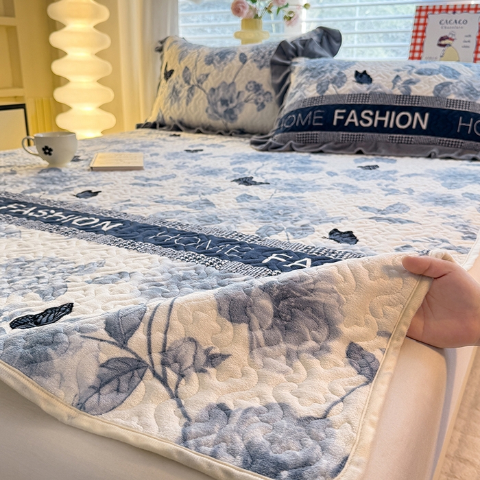 91家纺网 家纺一手货源 找家纺 美达家纺 2025新款高克重牛奶绒夹棉床垫 梦蝶