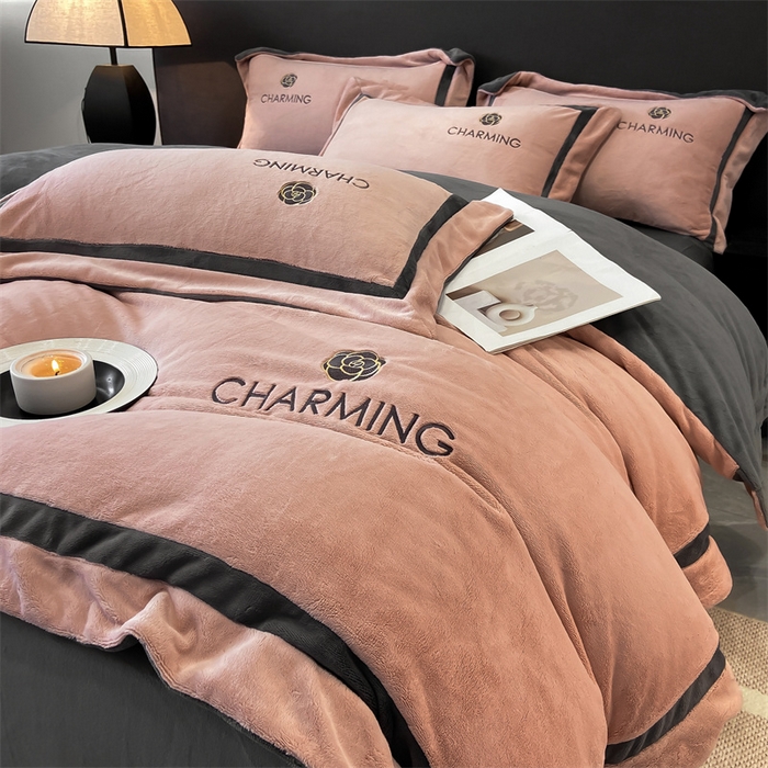 91家纺网 家纺一手货源 找家纺 （总）盛秋家纺 2025新款高克重绣花双拼牛奶绒系列山茶花四件套-查伦