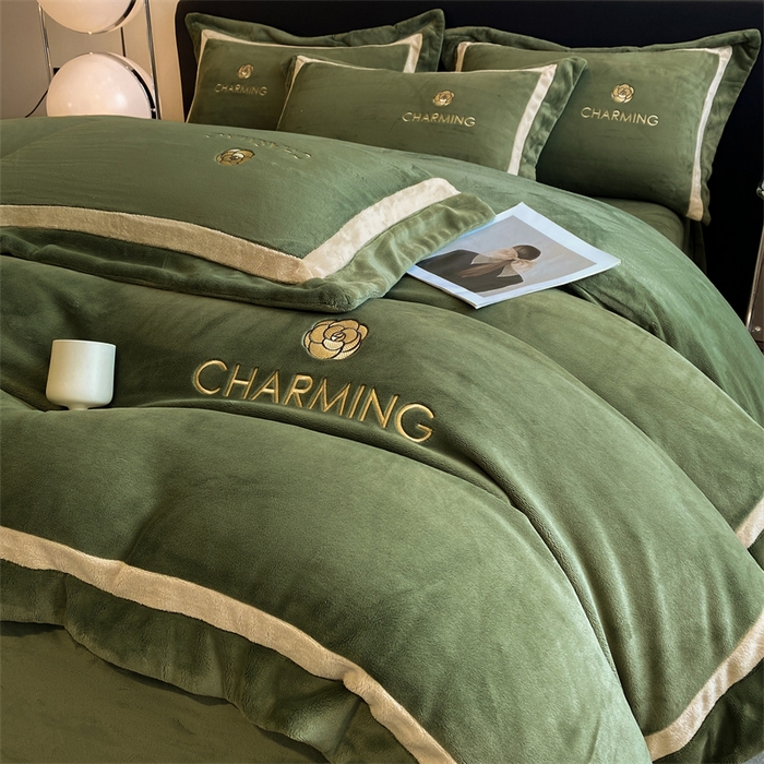 91家纺网 家纺一手货源 找家纺 （总）盛秋家纺 2025新款高克重绣花双拼牛奶绒系列山茶花四件套-查伦