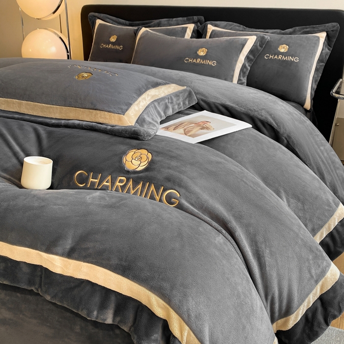 91家纺网 家纺一手货源 找家纺 （总）盛秋家纺 2025新款高克重绣花双拼牛奶绒系列山茶花四件套-查伦