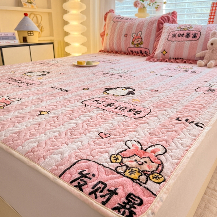 91家纺网 家纺一手货源 找家纺 美达家纺 2025新款高克重牛奶绒夹棉床垫 时来运转