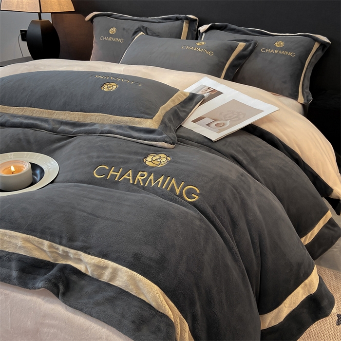 91家纺网 家纺一手货源 找家纺 （总）盛秋家纺 2025新款高克重绣花双拼牛奶绒系列山茶花四件套-查伦