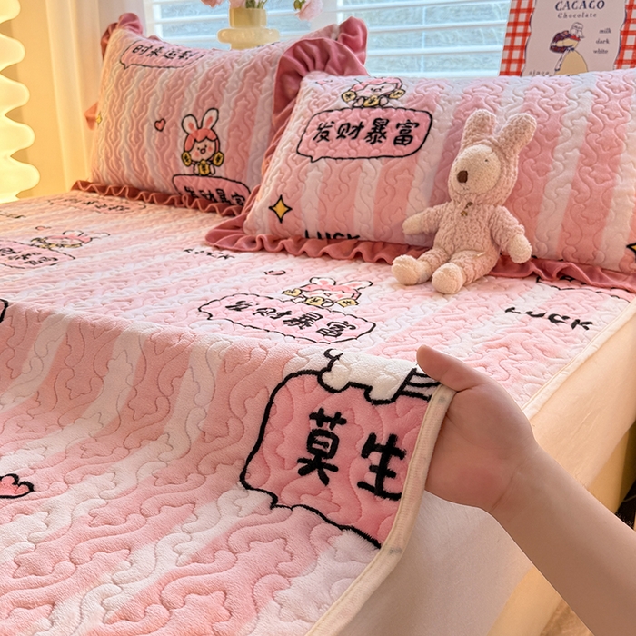 91家纺网 家纺一手货源 找家纺 美达家纺 2025新款高克重牛奶绒夹棉床垫 时来运转