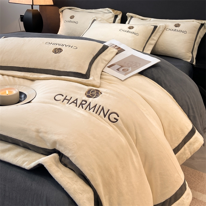 91家纺网 家纺一手货源 找家纺 （总）盛秋家纺 2025新款高克重绣花双拼牛奶绒系列山茶花四件套-查伦