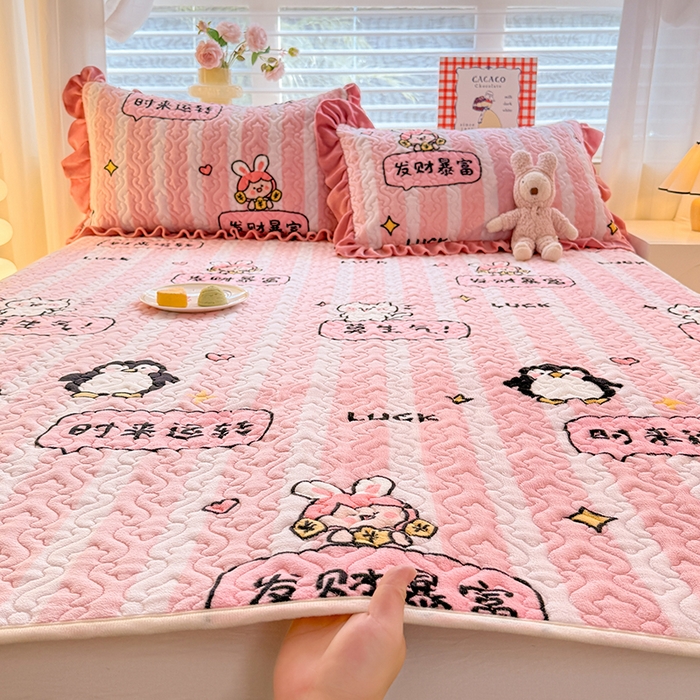 91家纺网 家纺一手货源 找家纺 美达家纺 2025新款高克重牛奶绒夹棉床垫 时来运转