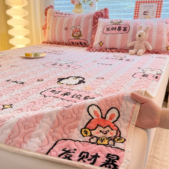 91家纺网 家纺一手货源 找家纺 美达家纺 2025新款高克重牛奶绒夹棉床垫 时来运转