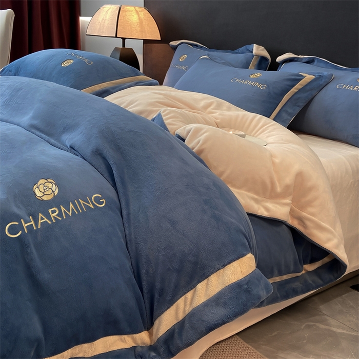 91家纺网 家纺一手货源 找家纺 （总）盛秋家纺 2025新款高克重绣花双拼牛奶绒系列山茶花四件套-查伦