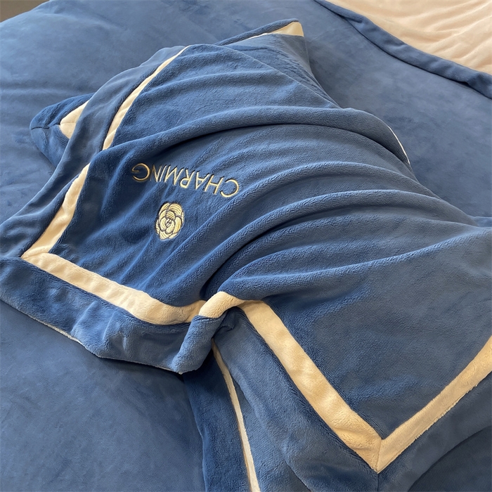 91家纺网 家纺一手货源 找家纺 （总）盛秋家纺 2025新款高克重绣花双拼牛奶绒系列山茶花四件套-查伦