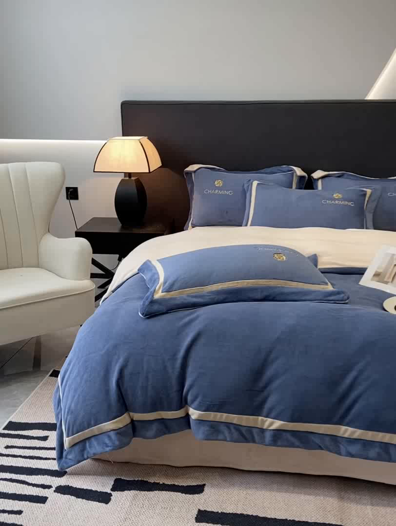 91家纺网 家纺一手货源 找家纺 （总）盛秋家纺 2025新款高克重绣花双拼牛奶绒系列山茶花四件套-查伦