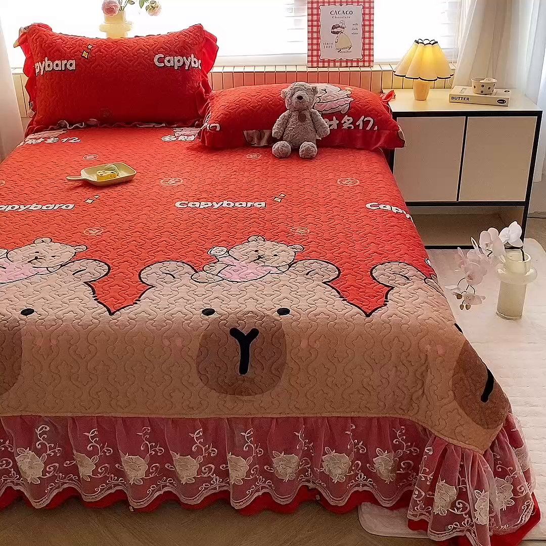 91家纺网 家纺一手货源 找家纺 （总）美达家纺 2025新款高克重牛奶绒花边款夹棉床盖三件套