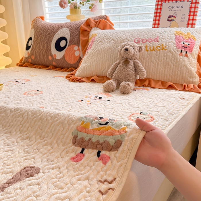 91家纺网 家纺一手货源 找家纺 美达家纺 2025新款高克重牛奶绒夹棉床垫 甜蜜奶吧