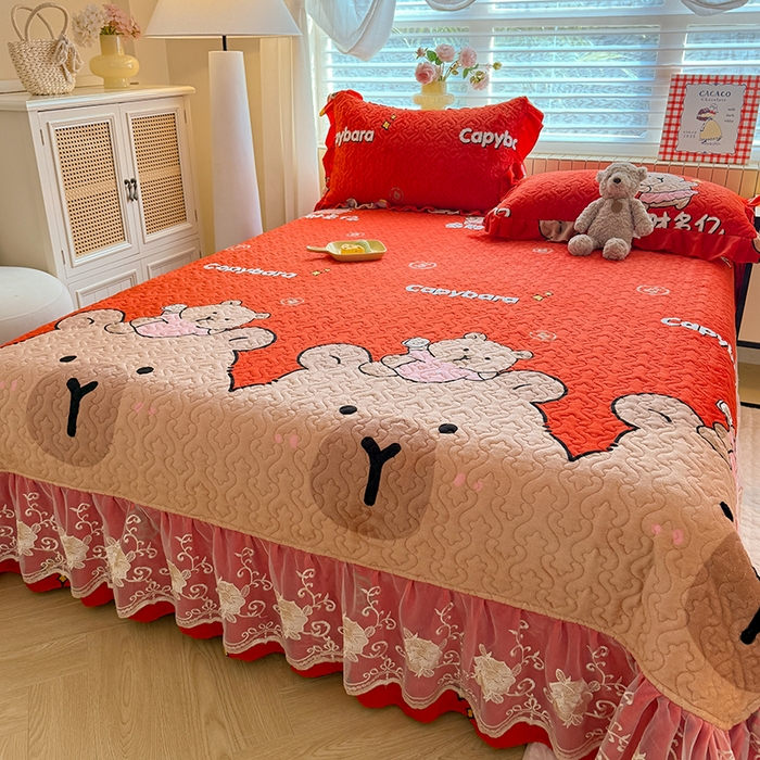 91家纺网 家纺一手货源 找家纺 （总）美达家纺 2025新款高克重牛奶绒花边款夹棉床盖三件套