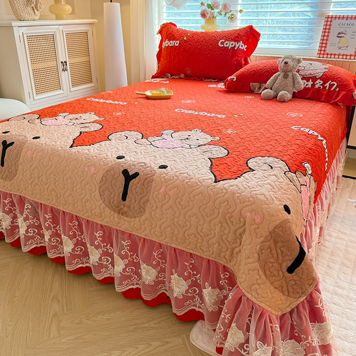 91家纺网 家纺一手货源 找家纺 （总）美达家纺 2025新款高克重牛奶绒花边款夹棉床盖三件套