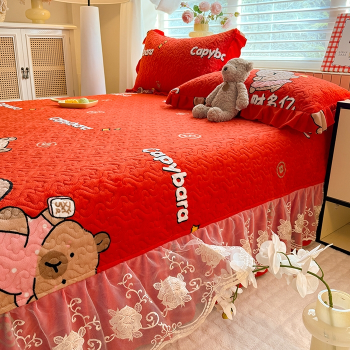 91家纺网 家纺一手货源 找家纺 （总）美达家纺 2025新款高克重牛奶绒花边款夹棉床盖三件套