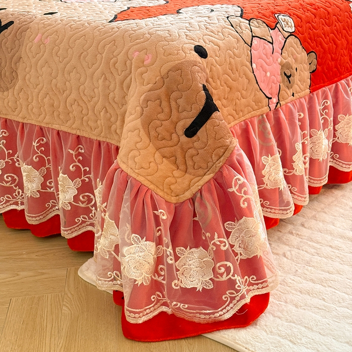 91家纺网 家纺一手货源 找家纺 （总）美达家纺 2025新款高克重牛奶绒花边款夹棉床盖三件套