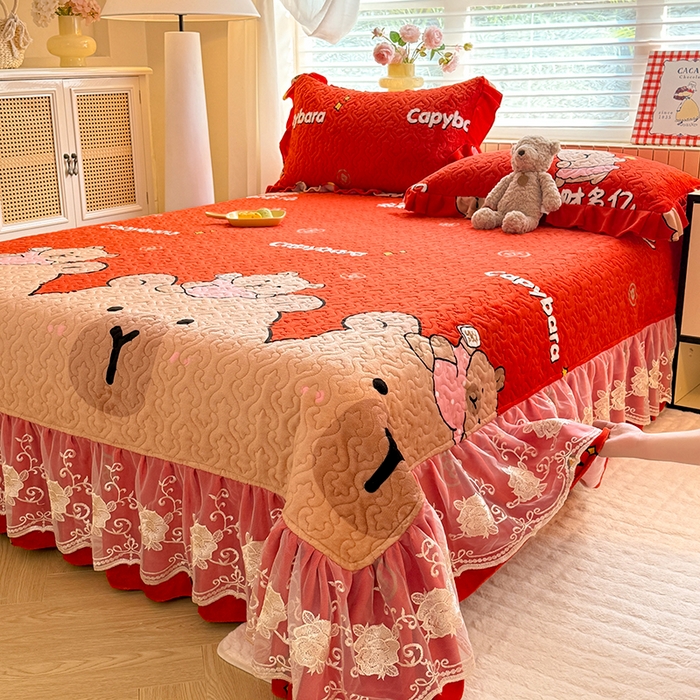 91家纺网 家纺一手货源 找家纺 （总）美达家纺 2025新款高克重牛奶绒花边款夹棉床盖三件套