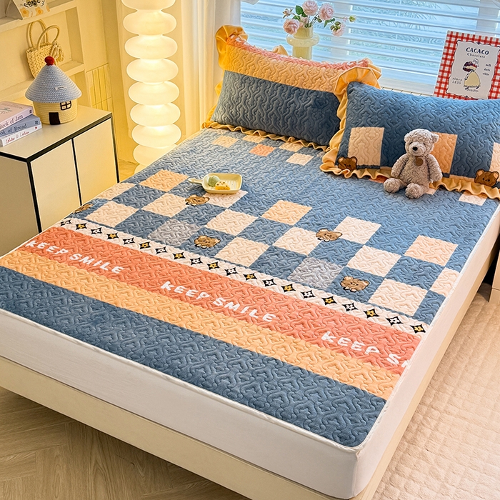 91家纺网 家纺一手货源 找家纺 美达家纺 2025新款高克重牛奶绒夹棉床垫 微笑熊