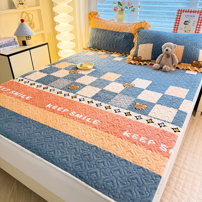 91家纺网 家纺一手货源 找家纺 美达家纺 2025新款高克重牛奶绒夹棉床垫 微笑熊