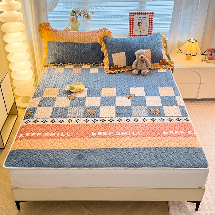 91家纺网 家纺一手货源 找家纺 美达家纺 2025新款高克重牛奶绒夹棉床垫 微笑熊