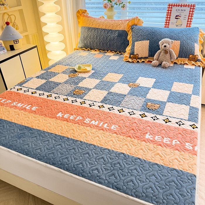 91家纺网 家纺一手货源 找家纺 美达家纺 2025新款高克重牛奶绒夹棉床垫 微笑熊