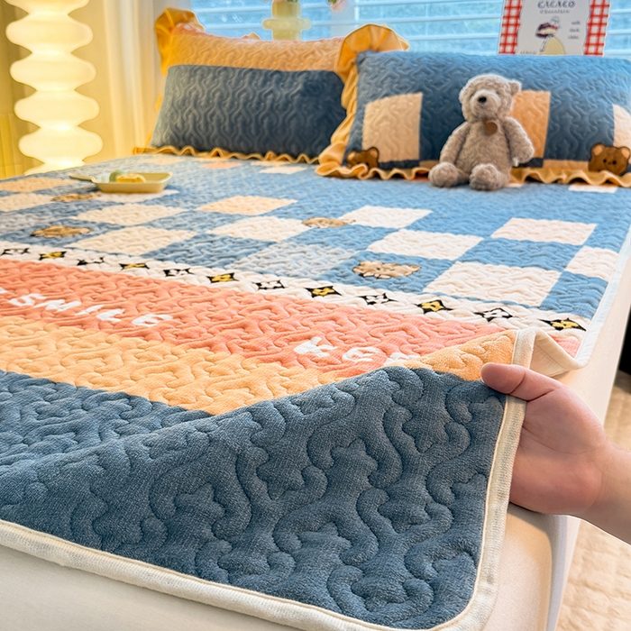 91家纺网 家纺一手货源 找家纺 美达家纺 2025新款高克重牛奶绒夹棉床垫 微笑熊